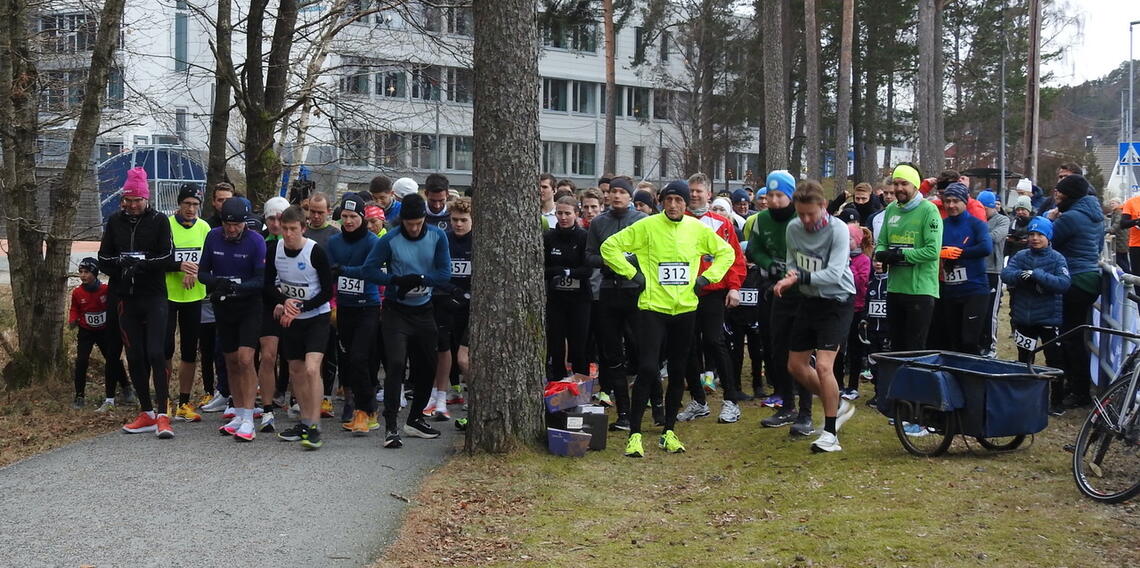 Nesten 150 løpere klare til fellesstarten for både 3 km og 10 km. (Foto: Ivar Gogstad)