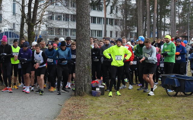 Nesten 150 løpere klare til fellesstarten for både 3 km og 10 km. (Foto: Ivar Gogstad)