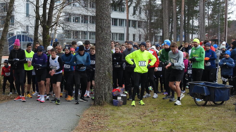 Nesten 150 løpere klare til fellesstarten for både 3 km og 10 km. (Foto: Ivar Gogstad)