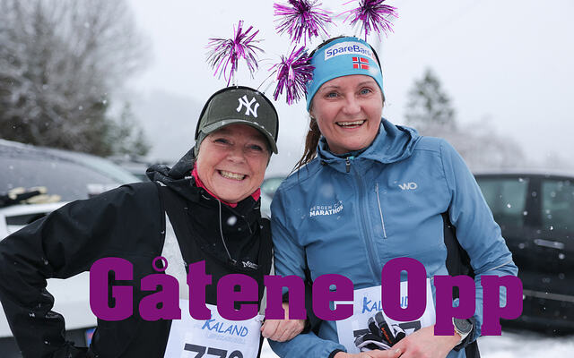 Unni Sten og Janne Jensen er her i mål i fjorårets Gåtene Opp, og de er klare for nyttårsfeiring!