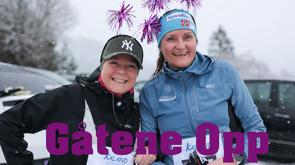 Unni Sten og Janne Jensen er her i mål i fjorårets Gåtene Opp, og de er klare for nyttårsfeiring!