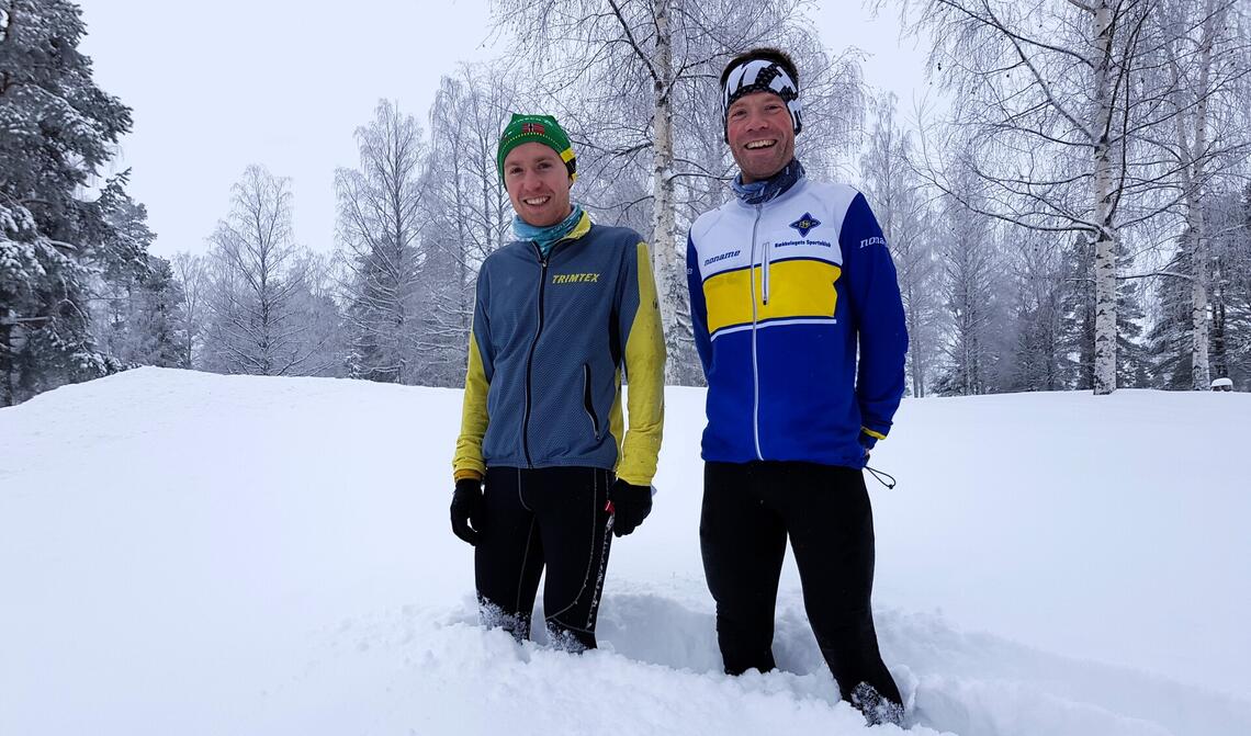 Eirik Langedal Breivik (til venstre) som vant herrer lang foran Eskil Sande Gullord, viser her noe av snødybden løperne måtte forsere. (Foto: Stein Arne Negård)