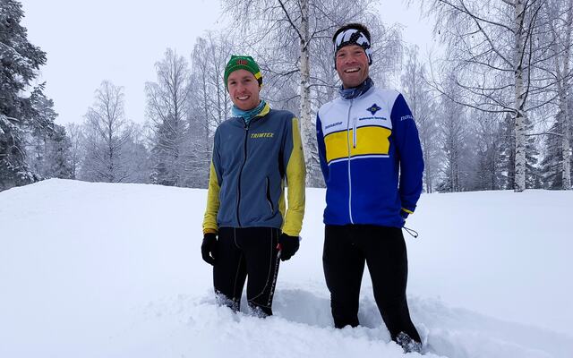 Vinneren i herrer lang løype, Eirik Langedal Breivik (til venstre), og andremann Eskil Sande Gullord viser her snødybden løperne måtte forsere på sine steder. (Foto: Stein Arne Negård)