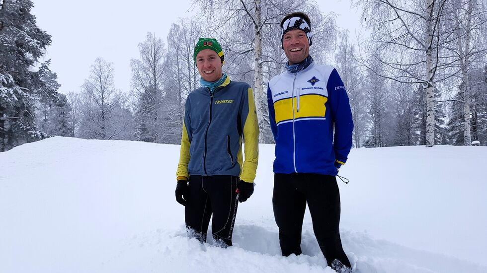 Vinneren i herrer lang løype, Eirik Langedal Breivik (til venstre), og andremann Eskil Sande Gullord viser her snødybden løperne måtte forsere på sine steder. (Foto: Stein Arne Negård)