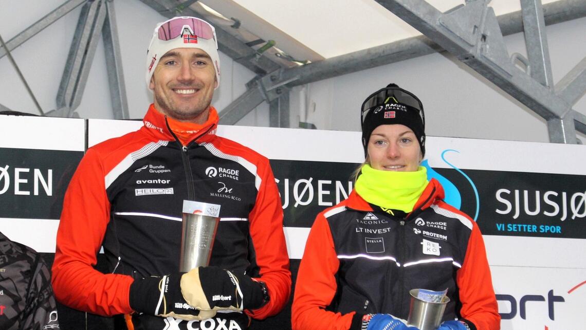 Totalvinnerne Andreas Nygaard og Anikken Gjerde Alnæs med vandrepokalene i Romjulsrennet 2023. (Foto: Dorte Finstad, Brøttum IL)