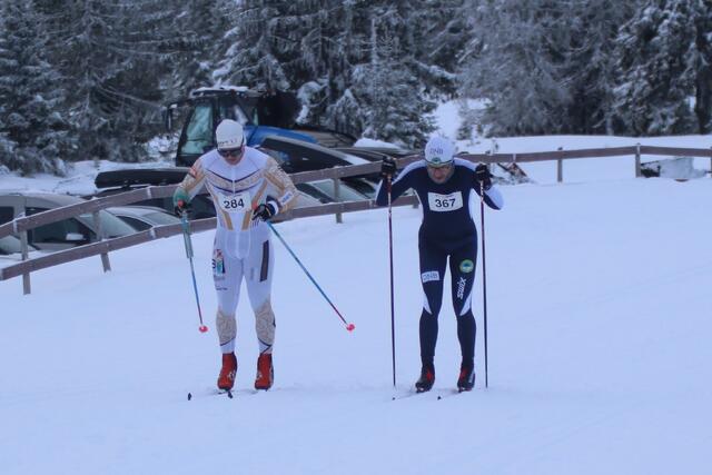 Hermann Moen (284) og Bersvein Træthaug i en av de mange spurtduellene som ble foreviget på Sjusjøen langrennsarena lørdag. (Foto: Kjell Arild Andersen)