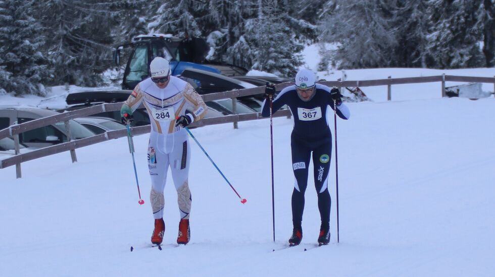 Hermann Moen (284) og Bersvein Træthaug i en av de mange spurtduellene som ble foreviget på Sjusjøen langrennsarena lørdag. (Foto: Kjell Arild Andersen)