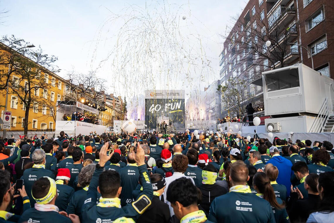 Det var folksomt og festivitas både før start og underveis i San Silvestre Vallecana i Madrid. (Foto: arrangøren)