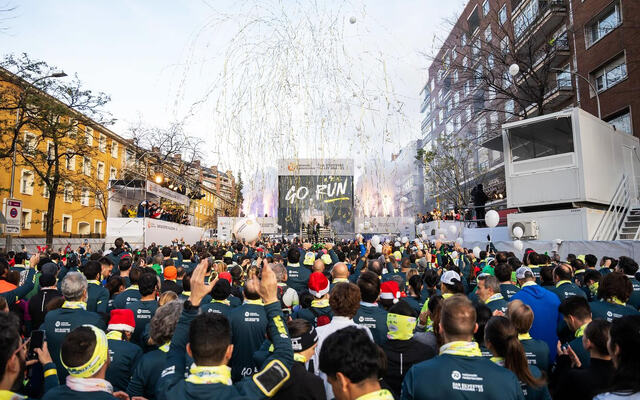 Det var folksomt og festivitas både før start og underveis i San Silvestre Vallecana i Madrid. (Foto: arrangøren)