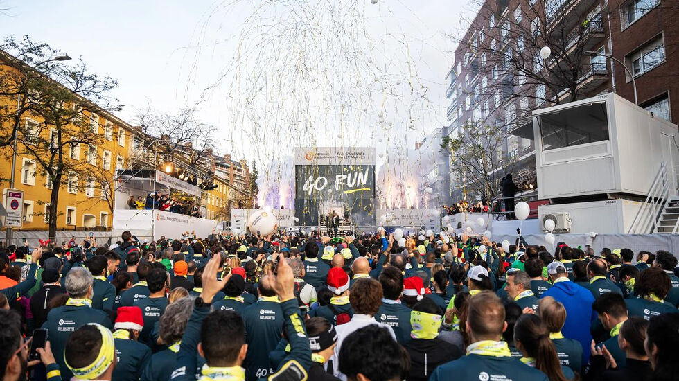 Det var folksomt og festivitas både før start og underveis i San Silvestre Vallecana i Madrid. (Foto: arrangøren)