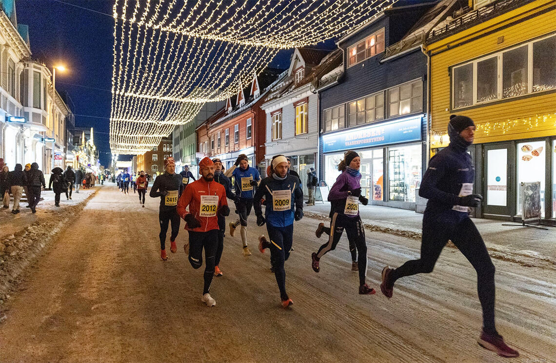 Mørketidsløpet i Tromsø samler folk fra store deler av verden og lyser opp i polarmørket. (Foto: Zoltan Tot) 