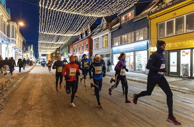 Mørketidsløpet i Tromsø samler folk fra store deler av verden og lyser opp i polarmørket. (Foto: Zoltan Tot)