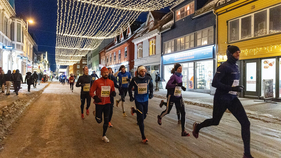Mørketidsløpet i Tromsø samler folk fra store deler av verden og lyser opp i polarmørket. (Foto: Zoltan Tot) 