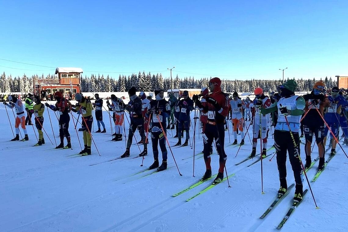 350 forberedte løpere stod klare i fellesstarten på helmaraton-distansen på Budor Skistadion lørdag. (Foto: Martin Skramstad)