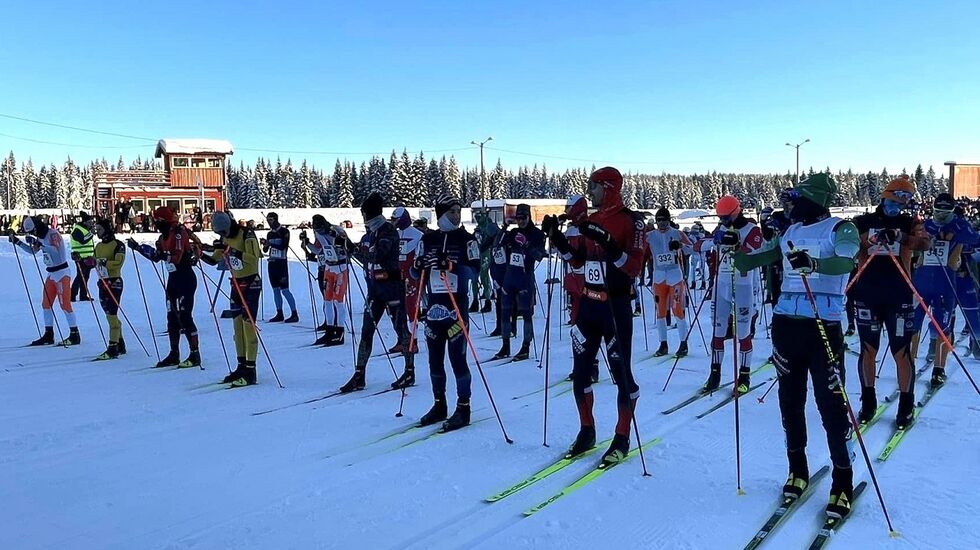 350 forberedte løpere stod klare i fellesstarten på helmaraton-distansen på Budor Skistadion lørdag. (Foto: Martin Skramstad)