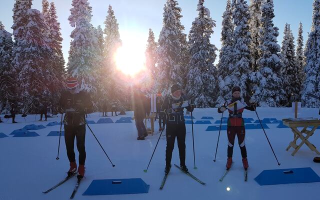Lav sol da løpere gjør seg klare til start. (Foto: Stein Arne Negård)