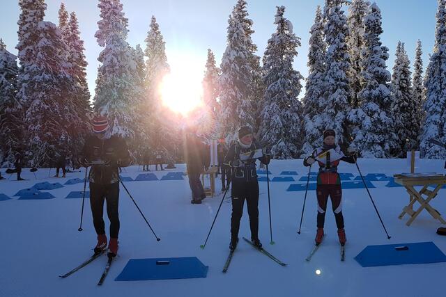Lav sol da løpere gjør seg klare til start. (Foto: Stein Arne Negård)