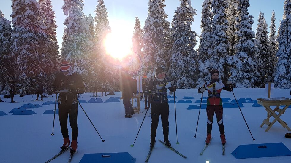 Lav sol da løpere gjør seg klare til start. (Foto: Stein Arne Negård)