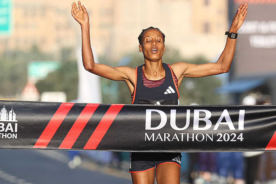 Tigist Ketema debuterte på maraton med uoffisiell verdensrekord for debutanter. (Foto: dubaimarathon.org)