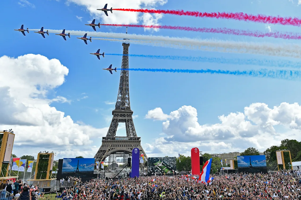 I sommer blir det olympiske sommerleker i Paris. Rødt, hvitt og blått er både franske og norske flaggfarger. (Foto: Olympics.com/Getty Images)