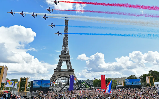 I sommer blir det olympiske sommerleker i Paris. Rødt, hvitt og blått er både franske og norske flaggfarger. (Foto: Olympics.com/Getty Images)