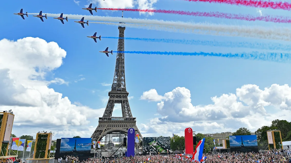 I sommer blir det olympiske sommerleker i Paris. Rødt, hvitt og blått er både franske og norske flaggfarger. (Foto: Olympics.com/Getty Images)