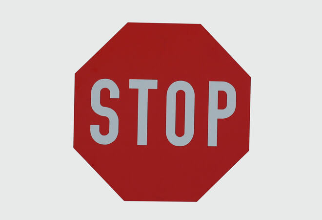 Stoppskilt i rødt med hvit tekst