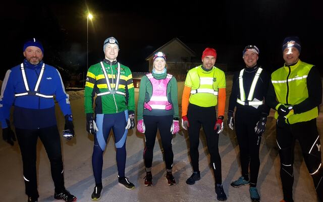 Startklare snøkutere (fra venstre): Miroslaw Baran, Espen Storslett, Anne Storslett, Jan Erik Mathiassen, Svein Christian Wedum og Thomas Pedersen. (Foto: Stein Arne Negård)