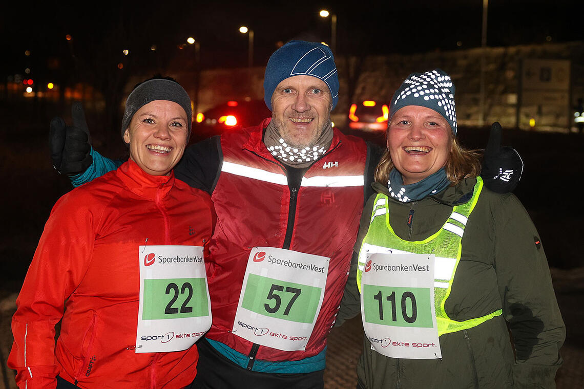 Eva Kine Ruud og Mette Birkeland har begynt det nye året med å melde seg på hele sesongen av Åsane løpskarusell, for første gang. Idar Birkeland er mer garvet når det gjelder løping, men han har en del av ansvaret for at de to damene meldte seg på. (Alle foto: Arne Dag Myking)