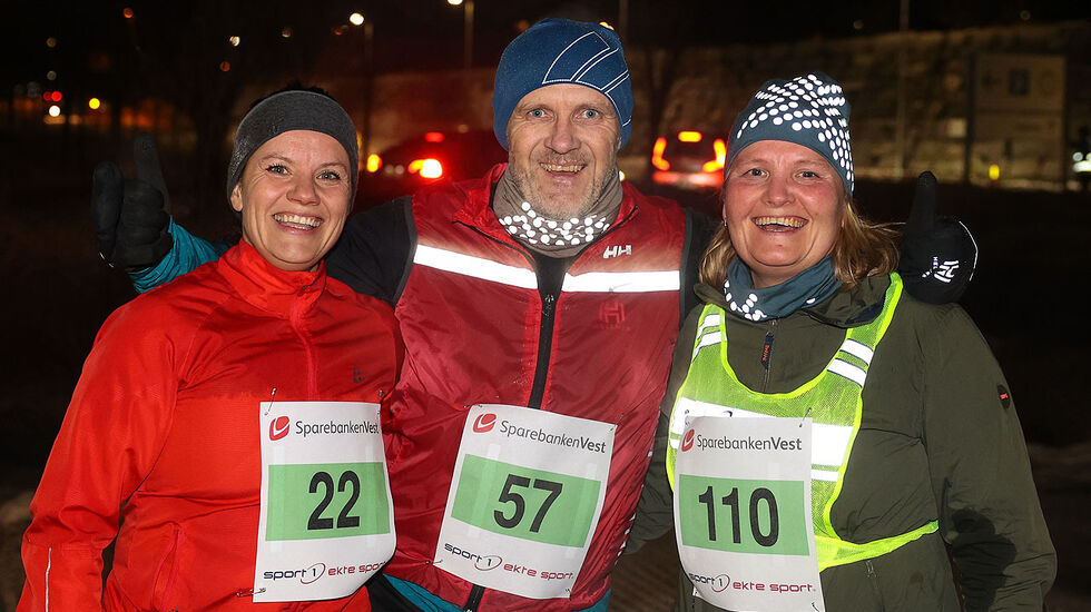 Eva Kine Ruud og Mette Birkeland har begynt det nye året med å melde seg på hele sesongen av Åsane løpskarusell, for første gang. Idar Birkeland er mer garvet når det gjelder løping, men han har en del av ansvaret for at de to damene meldte seg på. (Alle foto: Arne Dag Myking)