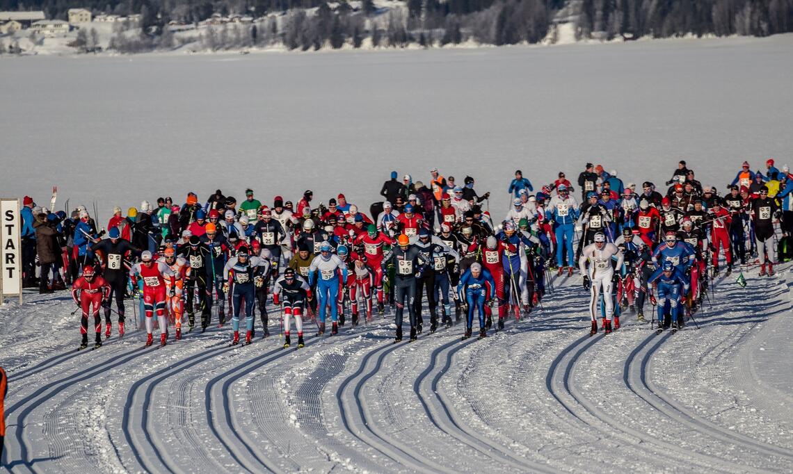 Fra fellesstarten i Trysil-Knut-rennet på Osensjøen i 2018. (Foto: Øivind Larsen)