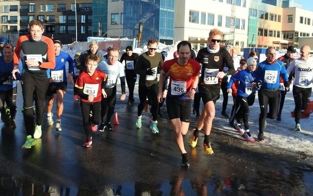 Fellesstart for begge distanser med 29 løpere i feltet. (Foto: Ivar Gogstad)