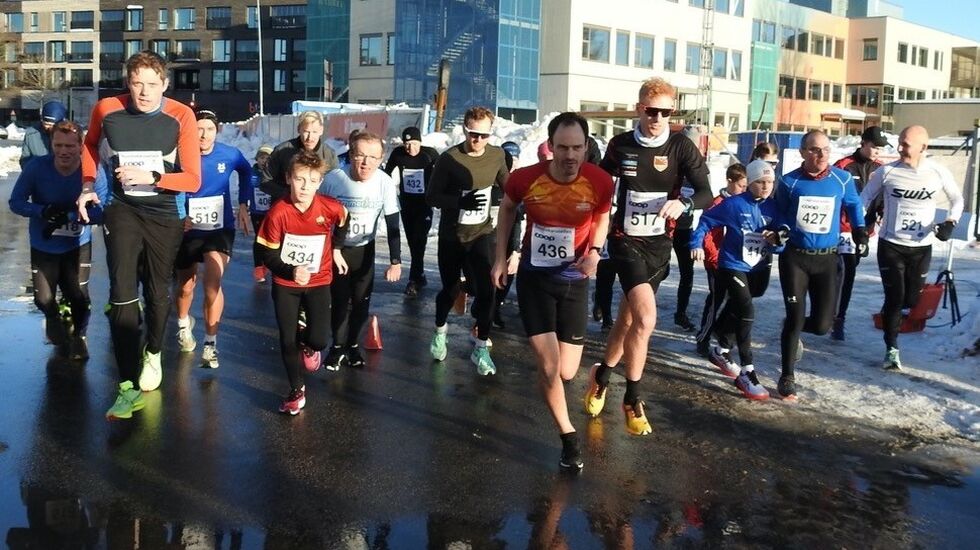 Fellesstart for begge distanser med 29 løpere i feltet. (Foto: Ivar Gogstad)