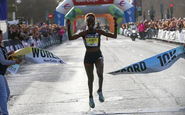 Agnes Jebet Ngetich bryter 29-minutters barrieren i Valencia. (Foto: 10K Valencia Ibercaja)