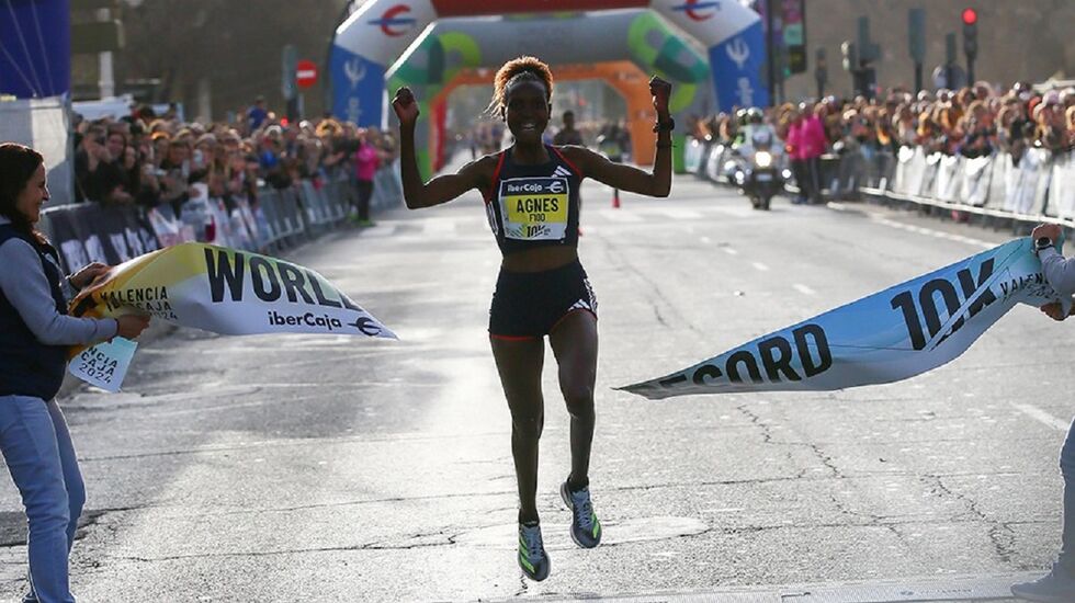 Agnes Jebet Ngetich bryter 29-minutters barrieren i Valencia. (Foto: 10K Valencia Ibercaja)