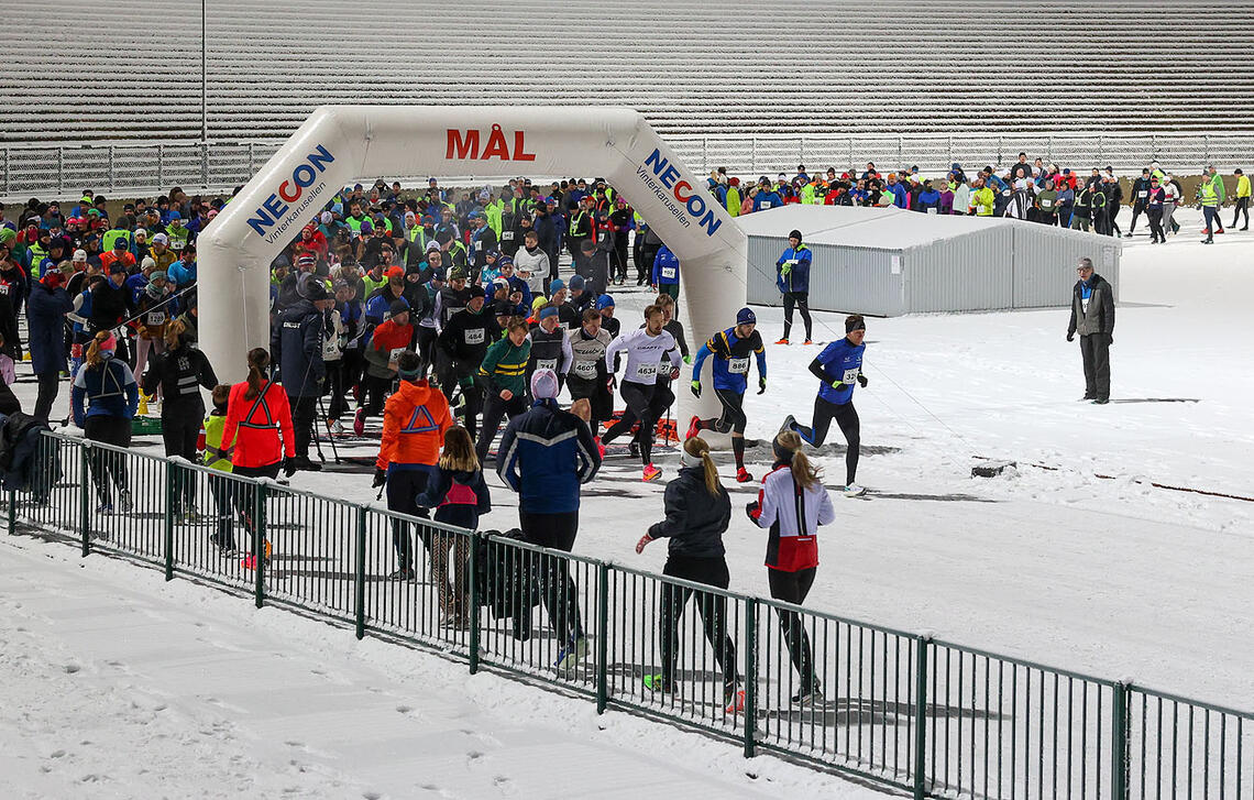 På årets første løp i Vinterkarusellen var det et snødekket Fana Stadion som møtte deltagerne. (Alle foto: Arne Dag Myking)