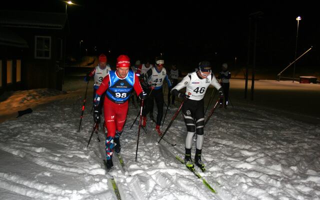 Fra starten på sesongens første renn i Skikarusellen på Sandrip med de to raskeste først i hver sin rekke: Ole Holbæk (til venstre) og Gjermund Steinland. (Foto: Sverre Larsen)