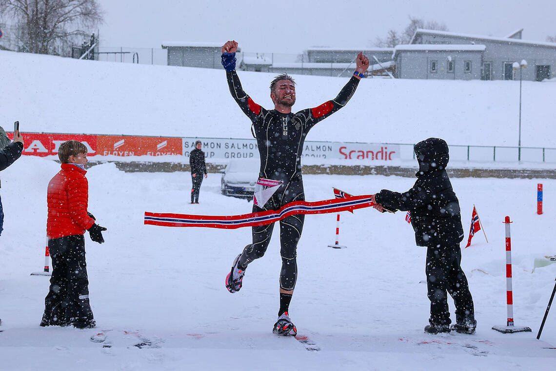 Tor-Aanen Kallekleiv kan juble over seier i Bergen Vintermaraton og for at han klarte sitt mål om å sette en ny rekord i Guinness rekordbok. Hans to sønner holder opp målseglet. (Alle foto: Arne Dag Myking)
