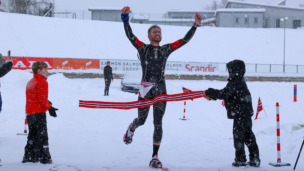 Tor-Aanen Kallekleiv kan juble over seier i Bergen Vintermaraton og for at han klarte sitt mål om å sette en ny rekord i Guinness rekordbok. Hans to sønner holder opp målseglet. (Alle foto: Arne Dag Myking)