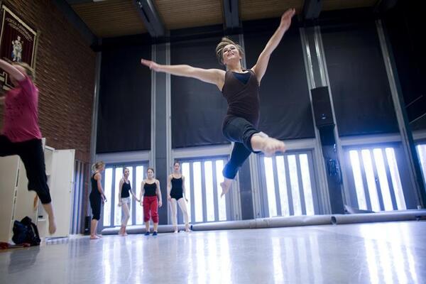 Ballettdansere som trener i et lokale