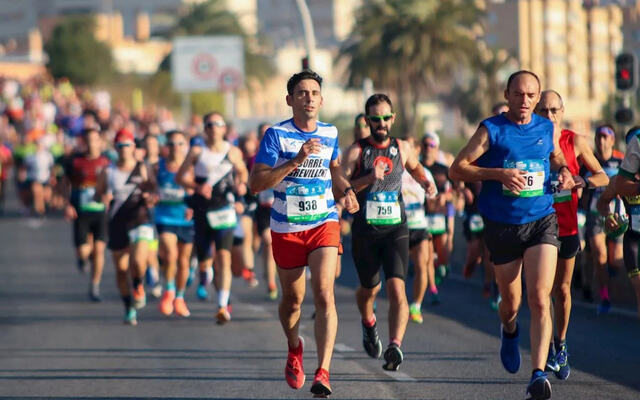 Santa Pola i Spania byr på en rask og fin halvmaratonløype som tiltrekker raske norske løpere. (Foto: Santa Pola Half Marathon på Facebook)