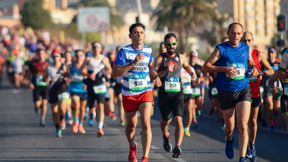 Santa Pola i Spania byr på en rask og fin halvmaratonløype som tiltrekker raske norske løpere. (Foto: Santa Pola Half Marathon på Facebook)