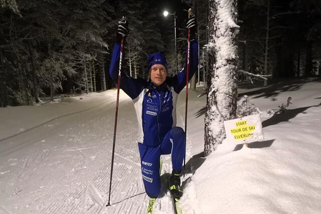 Primus motor for Tour de ski Elverum-edition, Amund Sigstad, ved startskiltet på den første etappen i Hernes denne uka. (Foto: Rolf Bakken)