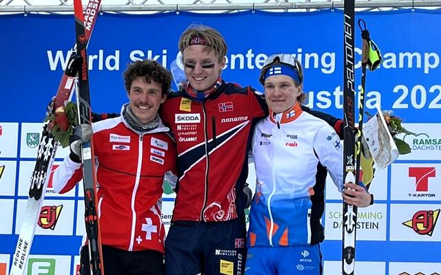 Jørgen Baklid på toppen av seierspallen igjen etter jaktstarten onsdag med sveitsiske Nicola Mueller (til venstre) og finske Niklas Ekstrom. (Foto fra Norsk Orienterings facebookside)