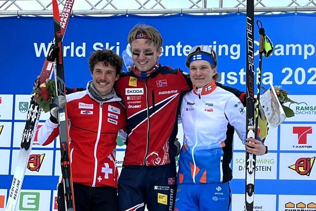 Jørgen Baklid på toppen av seierspallen igjen etter jaktstarten onsdag med sveitsiske Nicola Mueller (til venstre) og svenske Niklas Ekstrom. (Foto fra Norsk Orienterings facebookside)
