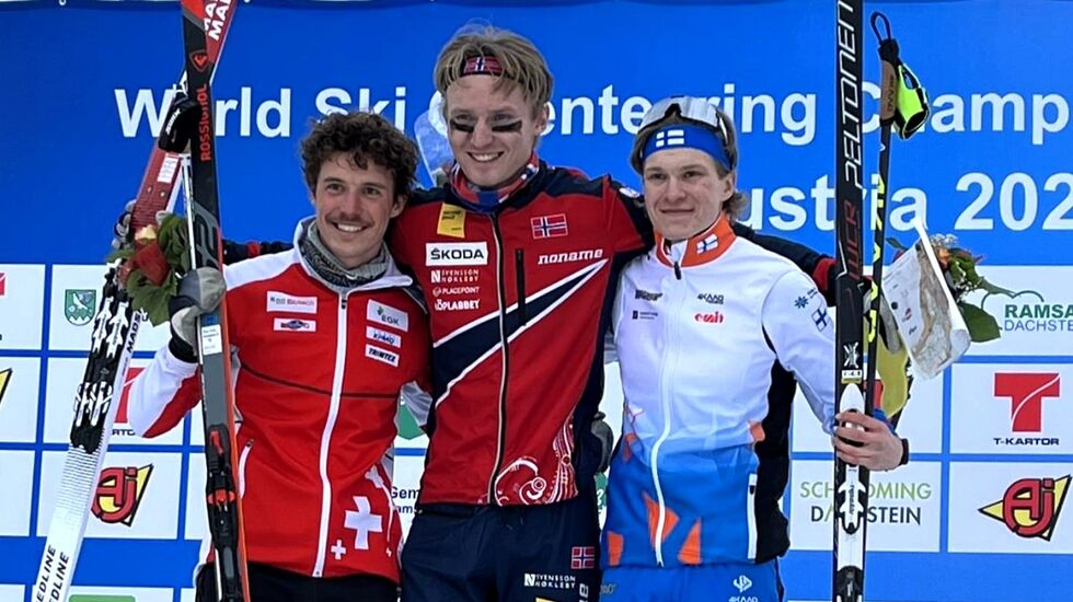 Jørgen Baklid på toppen av seierspallen igjen etter jaktstarten onsdag med sveitsiske Nicola Mueller (til venstre) og finske Niklas Ekstrom. (Foto fra Norsk Orienterings facebookside)