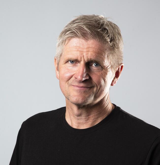 Portrett av Geir Selbæk i sort T-skjorte