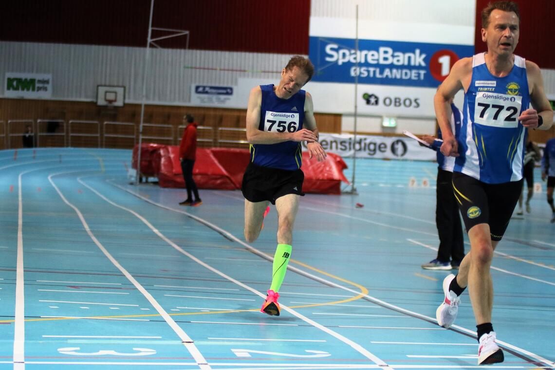 Kristian Nedregård ga alt på de siste meterne på 3000 m. Til høyre Rune Holmen som løp inn til NM-gull i MV 50-55 en runde senere. (Foto: Rolf Bakken)