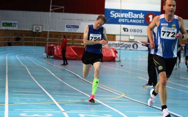 Kristian Nedregård ga alt på de siste meterne på 3000 m. Til høyre Rune Holmen som løp inn til NM-gull i MV 50-55 en runde senere. (Foto: Rolf Bakken)