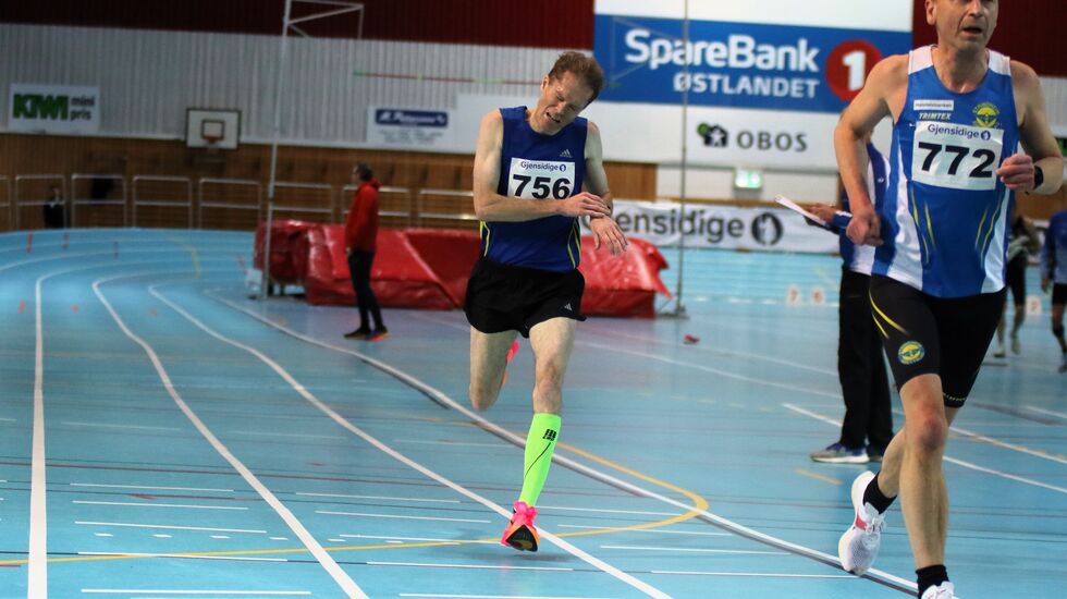 Kristian Nedregård ga alt på de siste meterne på 3000 m. Til høyre Rune Holmen som løp inn til NM-gull i MV 50-55 en runde senere. (Foto: Rolf Bakken)
